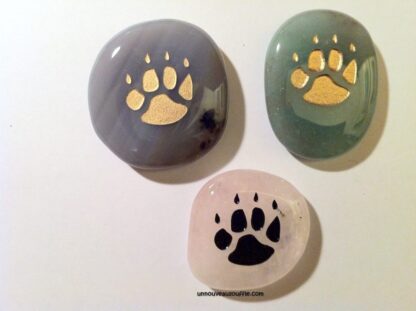 pierre-totem-patte-de-loup
