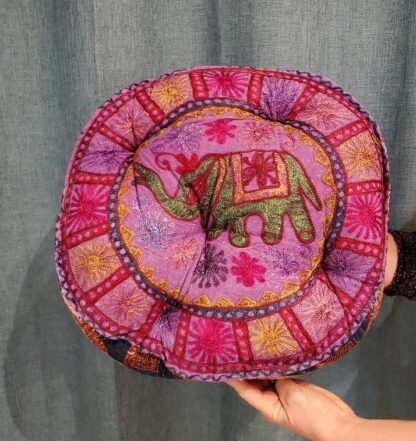 Coussin méditation - éléphant vert sur rose
