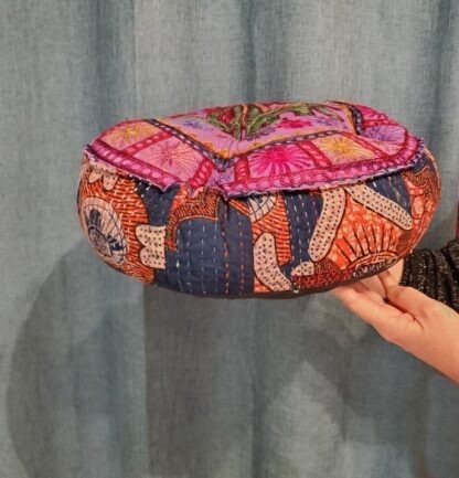 Coussin méditation - éléphant vert sur rose