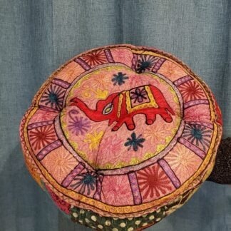 Coussin méditation - éléphant rouge sur rose