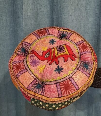 Coussin méditation - éléphant rouge sur rose