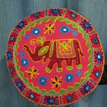 Coussin méditation - éléphant bourgogne sur rose