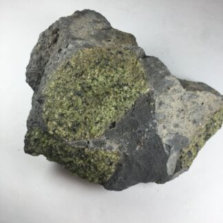 Péridot sur matrice de basalte