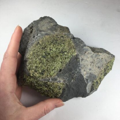 Péridot sur matrice de basalte
