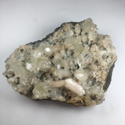Apophillite et stilbite sur basalte (zéolite)