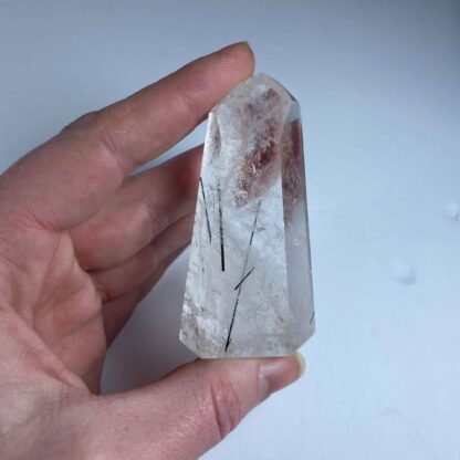 Quartz clair générateur avec inclusions de tourmaline noire