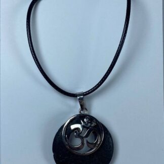 Collier rond avec breloque OM -pierre de lave