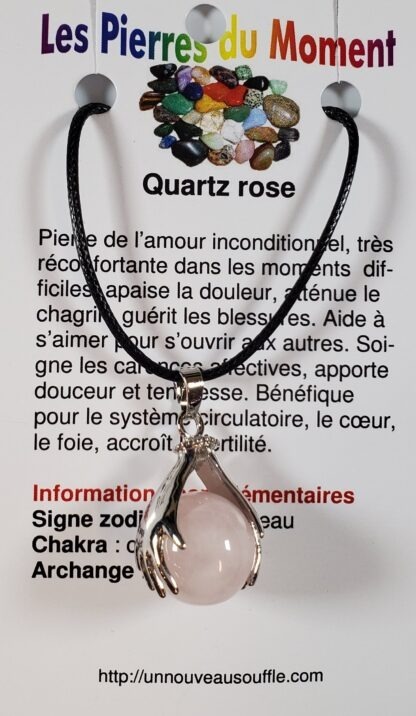collier main qui tient bille-quartz rose